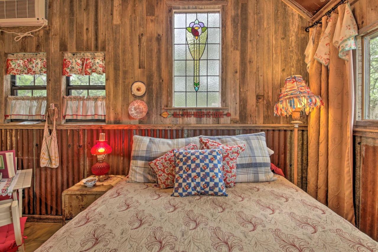 Snuggle Inn Wimberley Cabin With Fire Pit And Deck Esterno foto